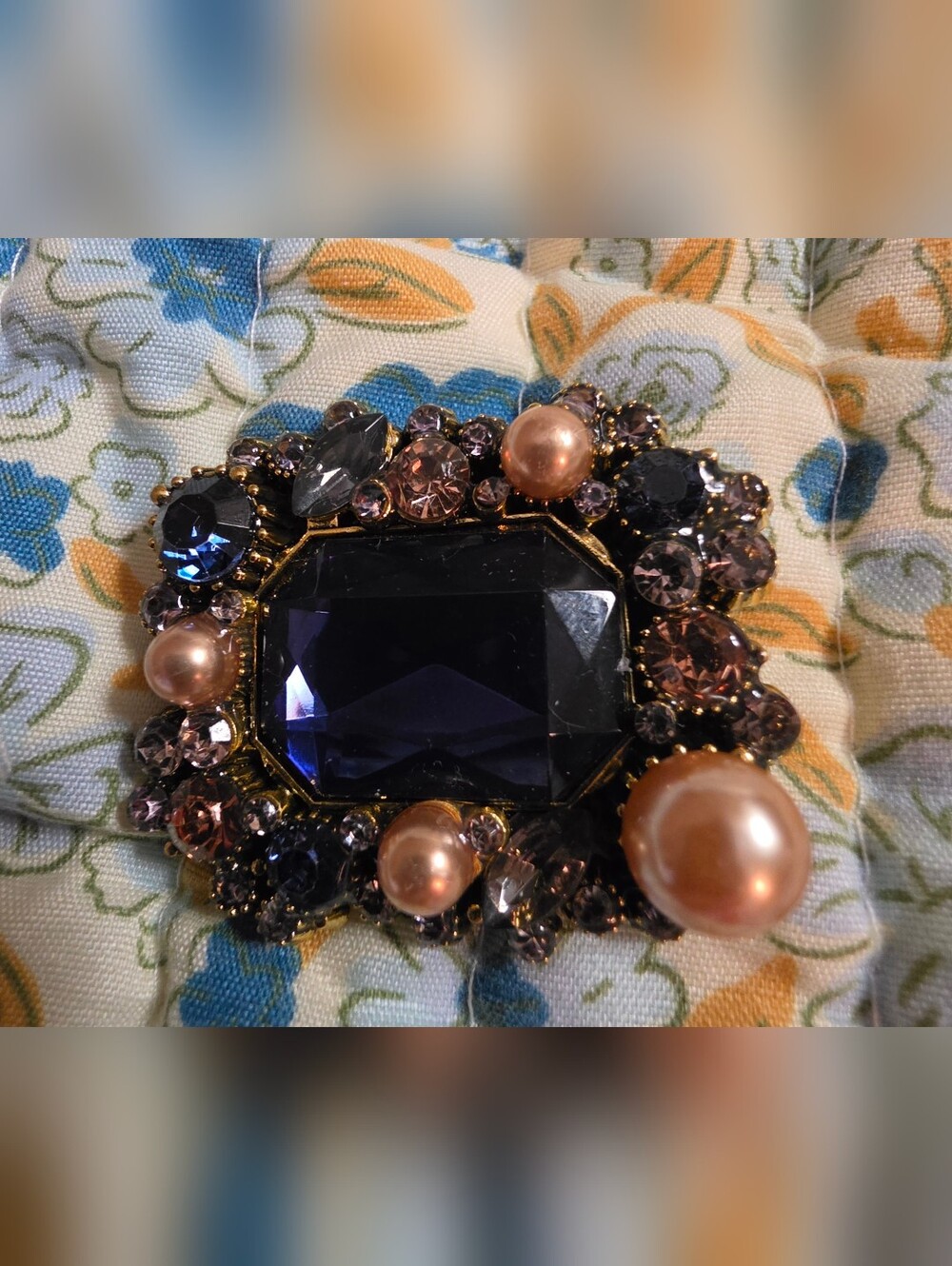 Gorgeous Blue Rhinestone Brooche. - Picture 2 of 7